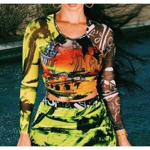 PrettyLittleThing Multicolor Graphic Crop Top